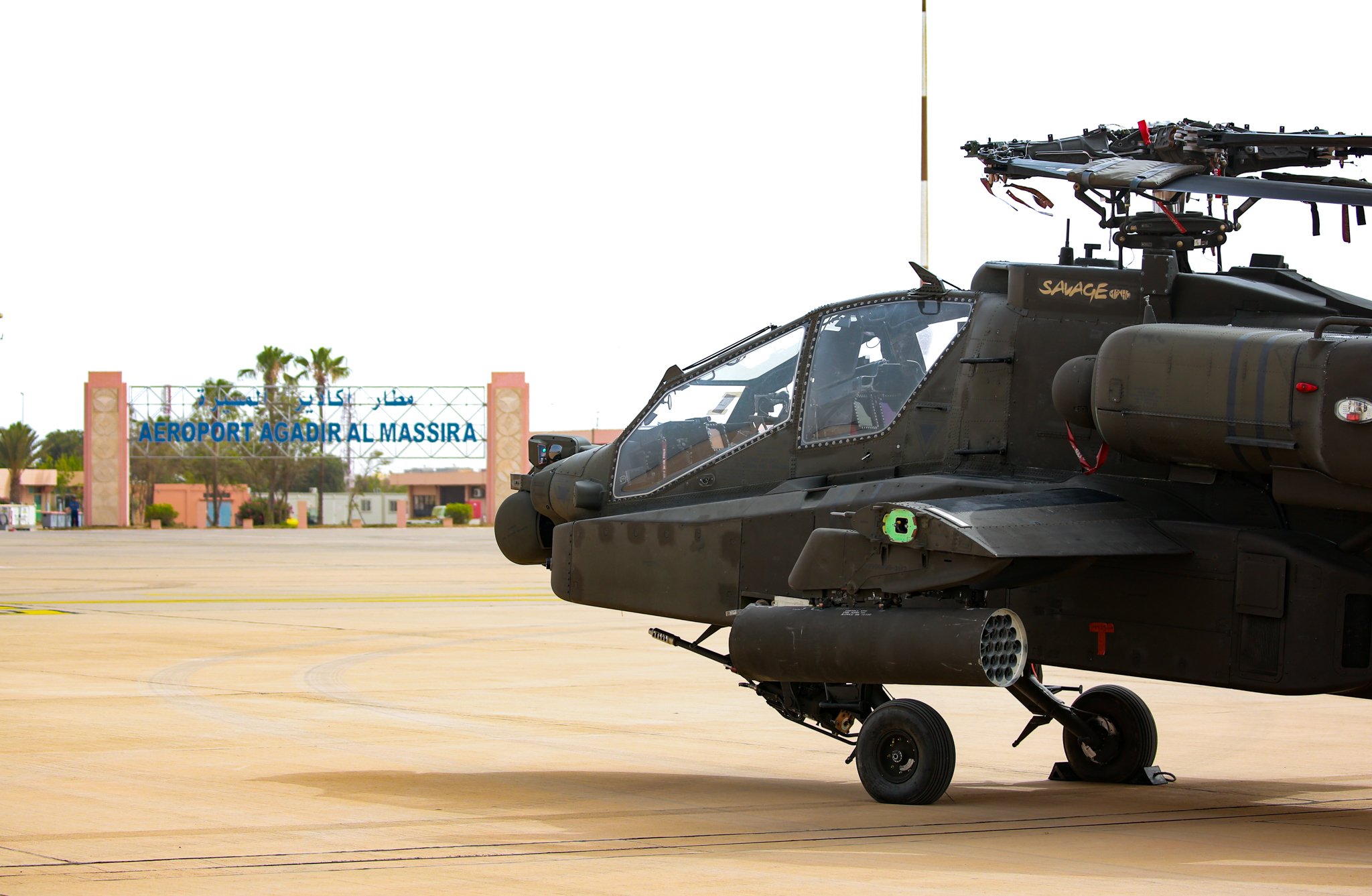 AÉROPORT AGADIR AL MASSIRA: LES IMAGES DE L’ARRIVÉE DES HÉLICOPTÈRES AH-64 APACHE