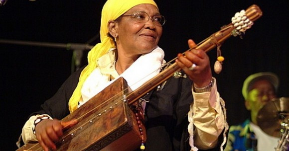 Elle a revendiqué sa marocanité jusqu’à son dernier souffle… Hommage à Hasna Becharia, légende de la musique gnaoua décédée à Béchar spoliée