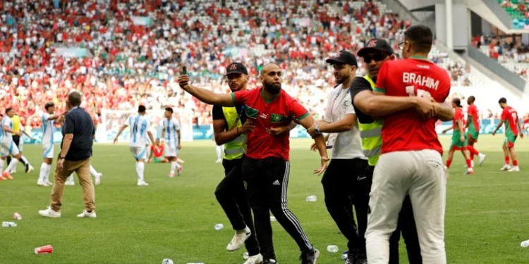 الجدل يحيط بمباراة الأرجنتين والمغرب في أولمبياد باريس 2024: الأرجنتين تطالب بنقاط المباراة بعد أحداث الشغب