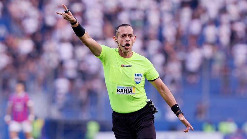 الحكم الباراغوياني خوان غابرييل بينيتيز يقود مبارة المغرب وعمان في كأس العرب