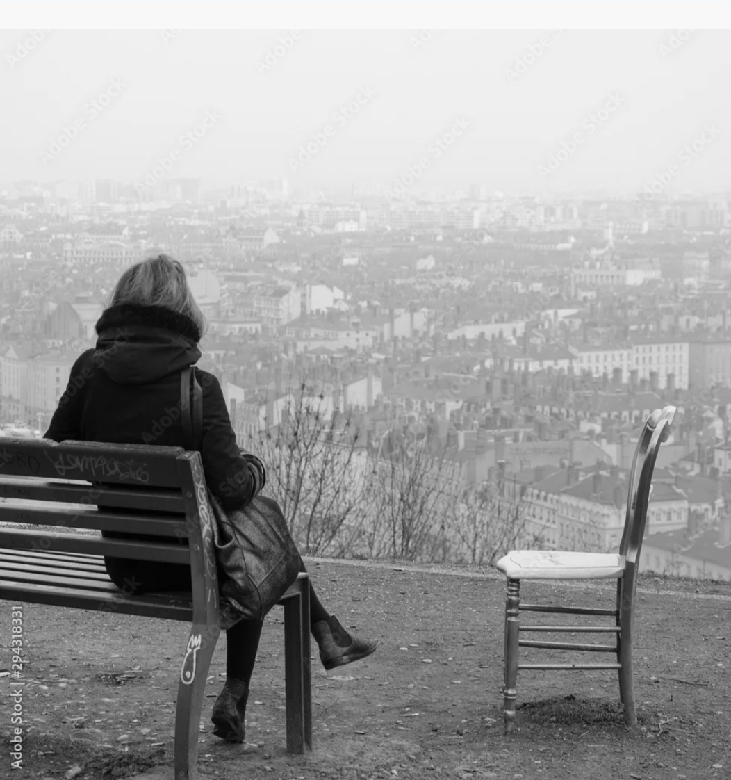 La chaise vide (Par: Mohamed KHOUKHCHANI)