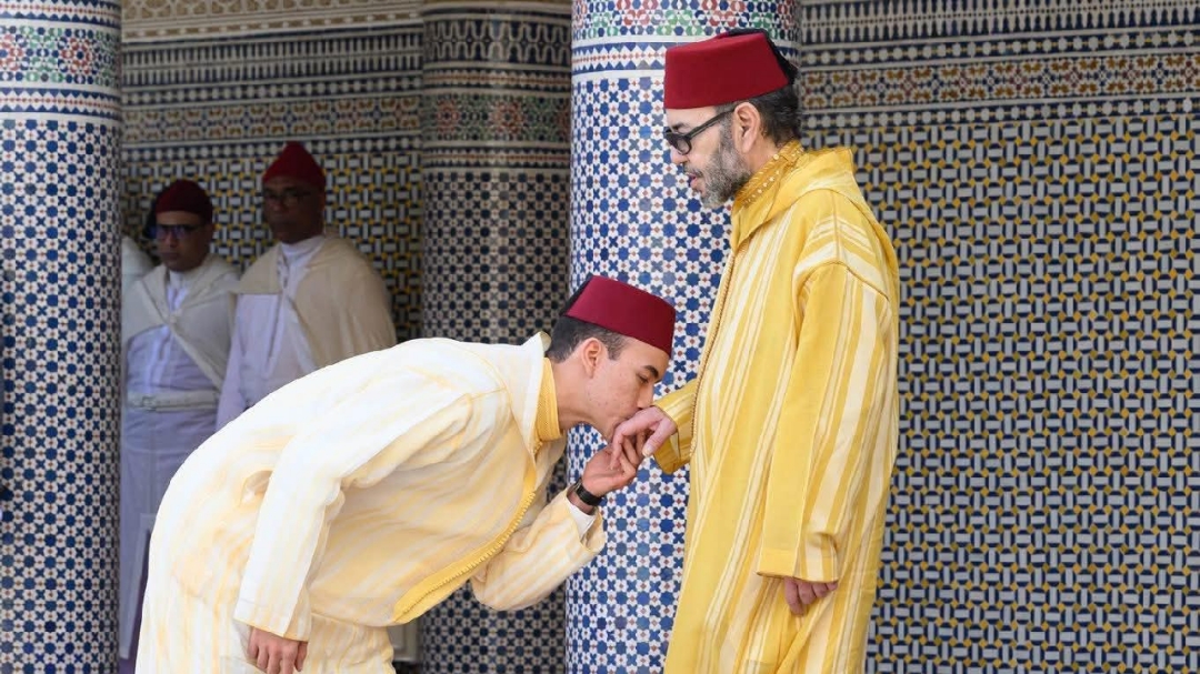 SM le Roi, Amir Al-Mouminine, accomplit la prière de l’Aïd Al-Fitr à la mosquée “Ahl Fès” à Rabat et reçoit les voeux en cette heureuse occasion