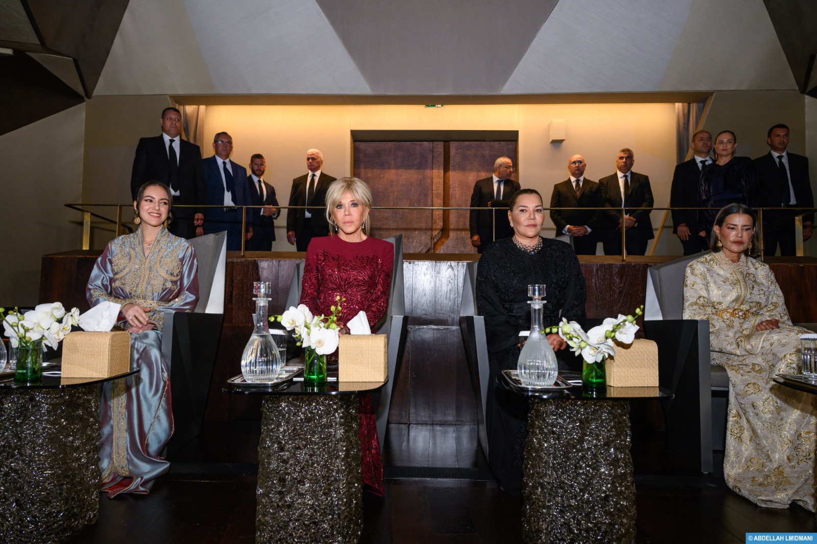 LL.AA.RR les Princesses Lalla Khadija, Lalla Meryem et Lalla Hasnaa, accompagnées de Mme Brigitte Macron, assistent au spectacle d’ouverture du Théâtre Royal de Rabat