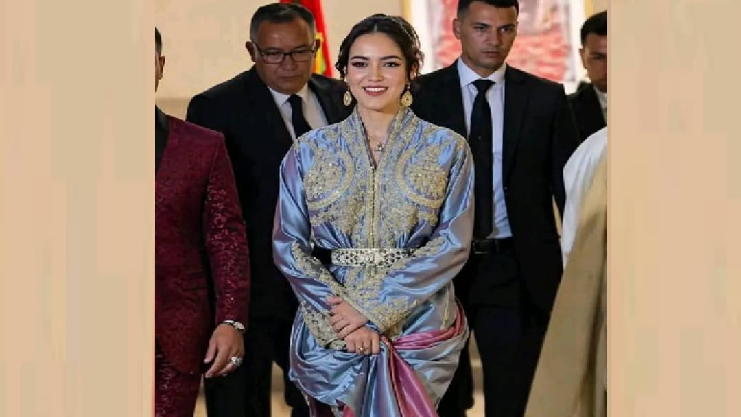 La princesse Lalla Khadija resplendissante dans un superbe caftan bleu clair, fait rayonner le chic marocain 