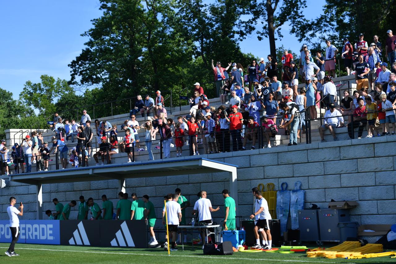 New Jersey: Les Lions de l&rsquo;Atlas s’offrent un petit bain de foule pour leur première séance d’entraînement [Vidéo]